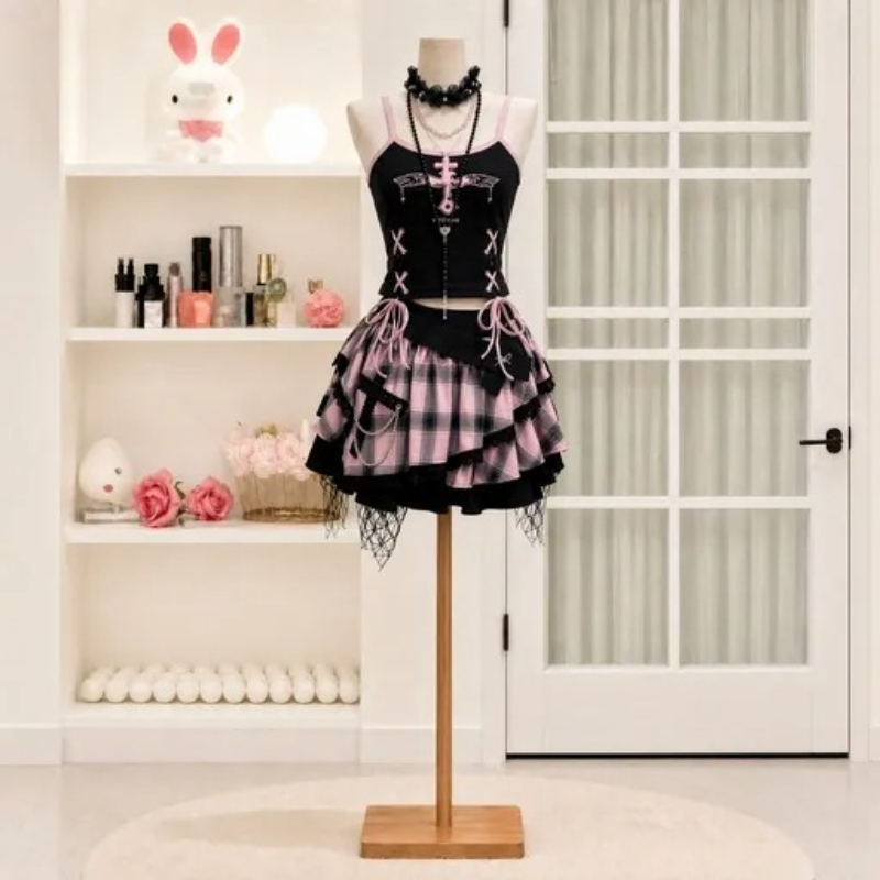 V Neck Cami Top - ชุดกระโปรงวินเทจ Y2K สไตล์ดาร์กสวีทสำหรับผู้หญิง ประกอบด้วยเสื้อสายเดี่ยวลายสก็อต กระโปรงชั้น พร้อมเสื้อท็อปผูกโบว์ไขว้ลูกไม้