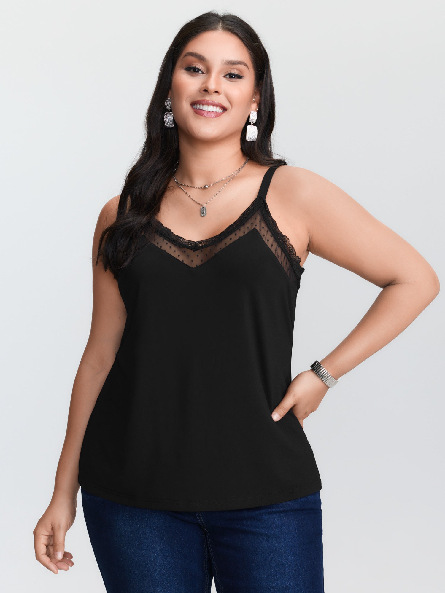 V Neck Cami Top - เสื้อกล้ามถักสีดำไซส์ใหญ่ ดีไซน์คอวีตาข่ายสีตัดกันพร้อมสายสปาเก็ตตี้เส้นบาง ความยาวปกติ